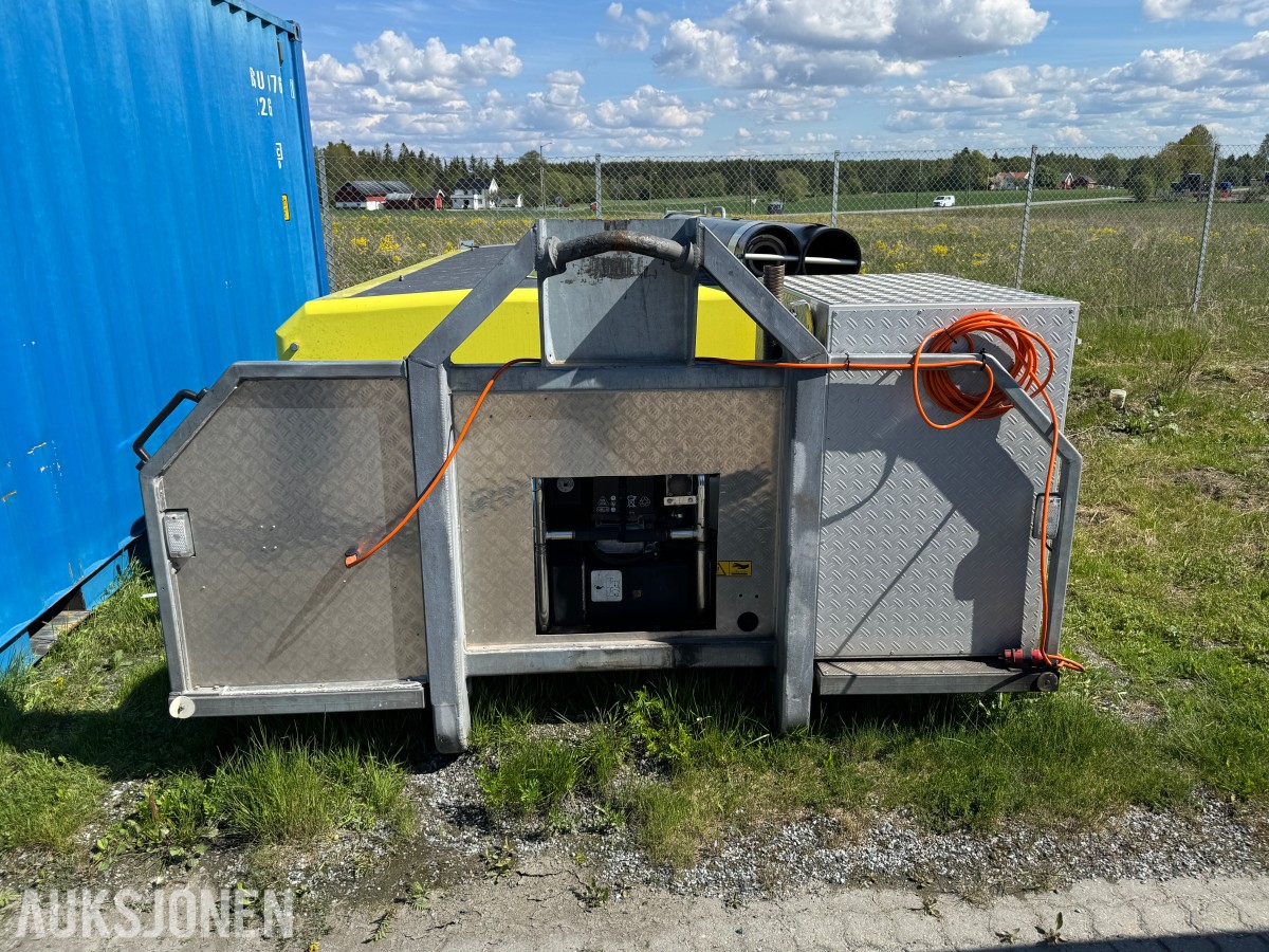 Vanntank på krokramme m/pumpemotor