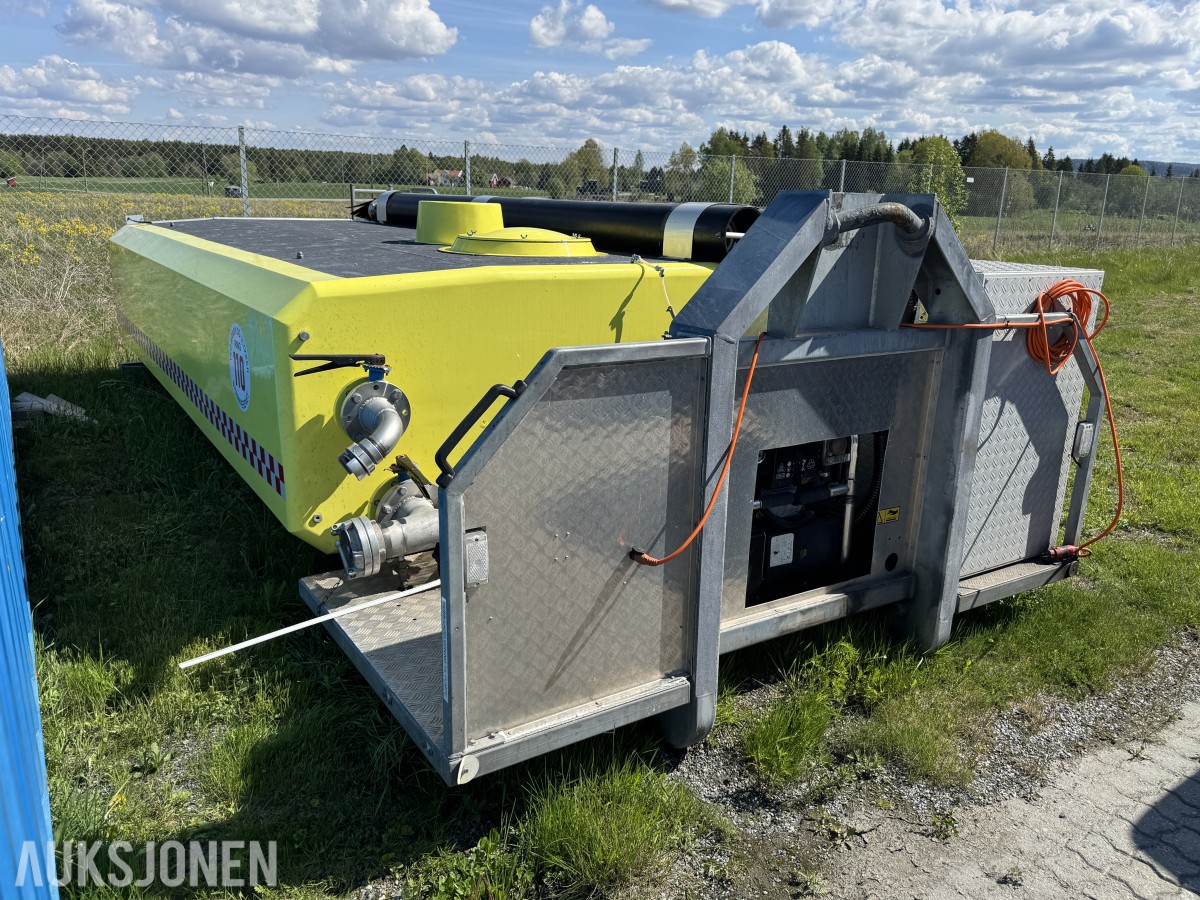 Vanntank på krokramme m/pumpemotor