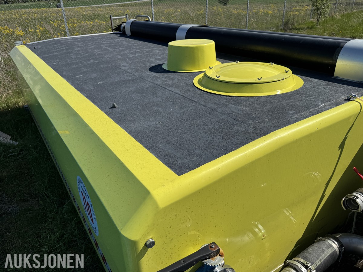 Vanntank på krokramme m/pumpemotor