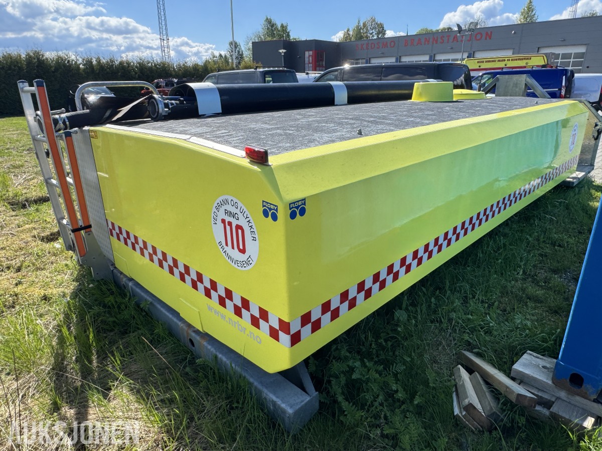 Vanntank på krokramme m/pumpemotor