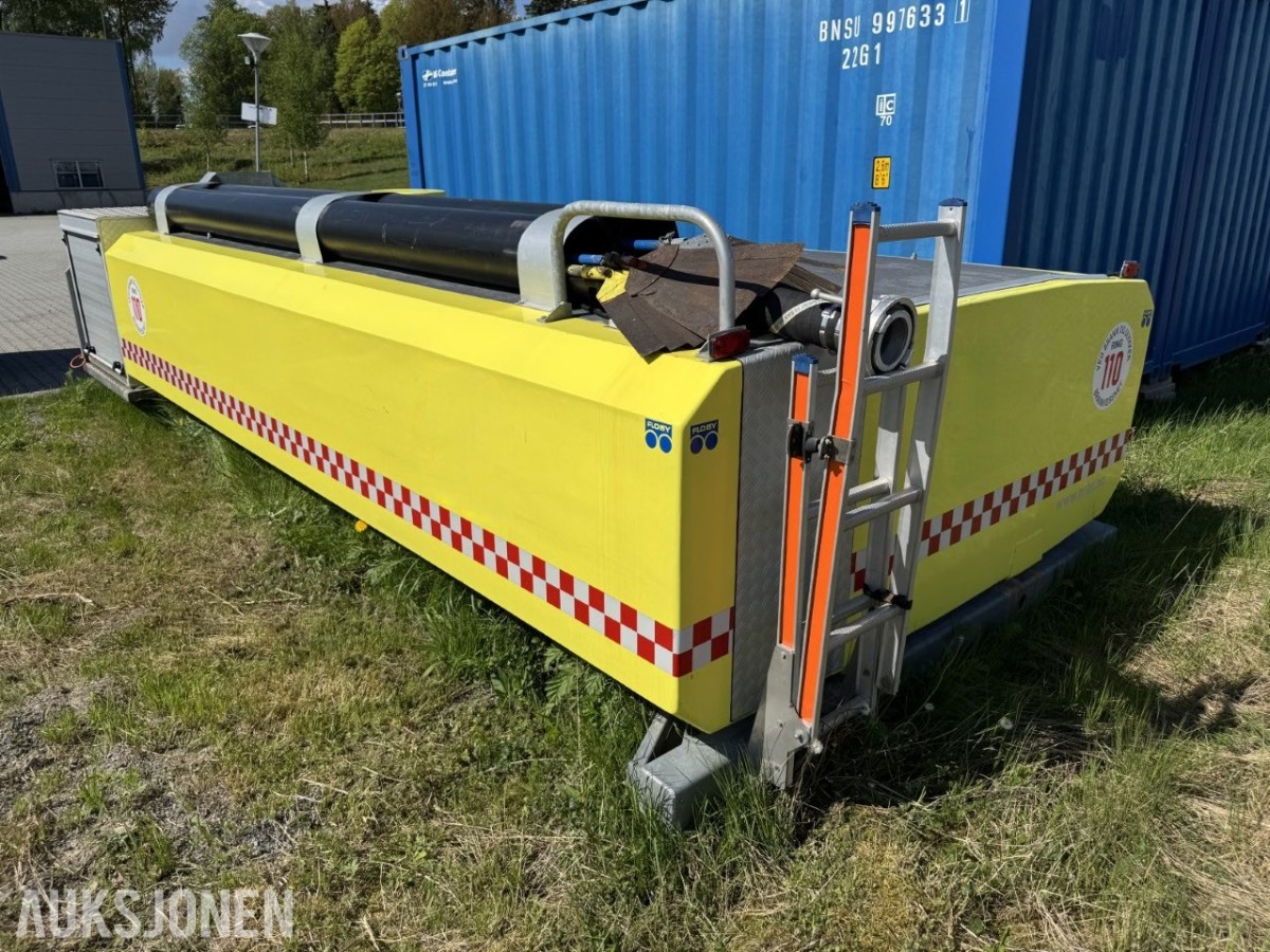 Vanntank på krokramme m/pumpemotor