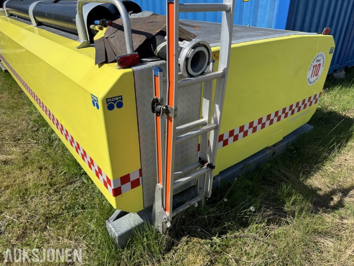 Vanntank på krokramme m/pumpemotor