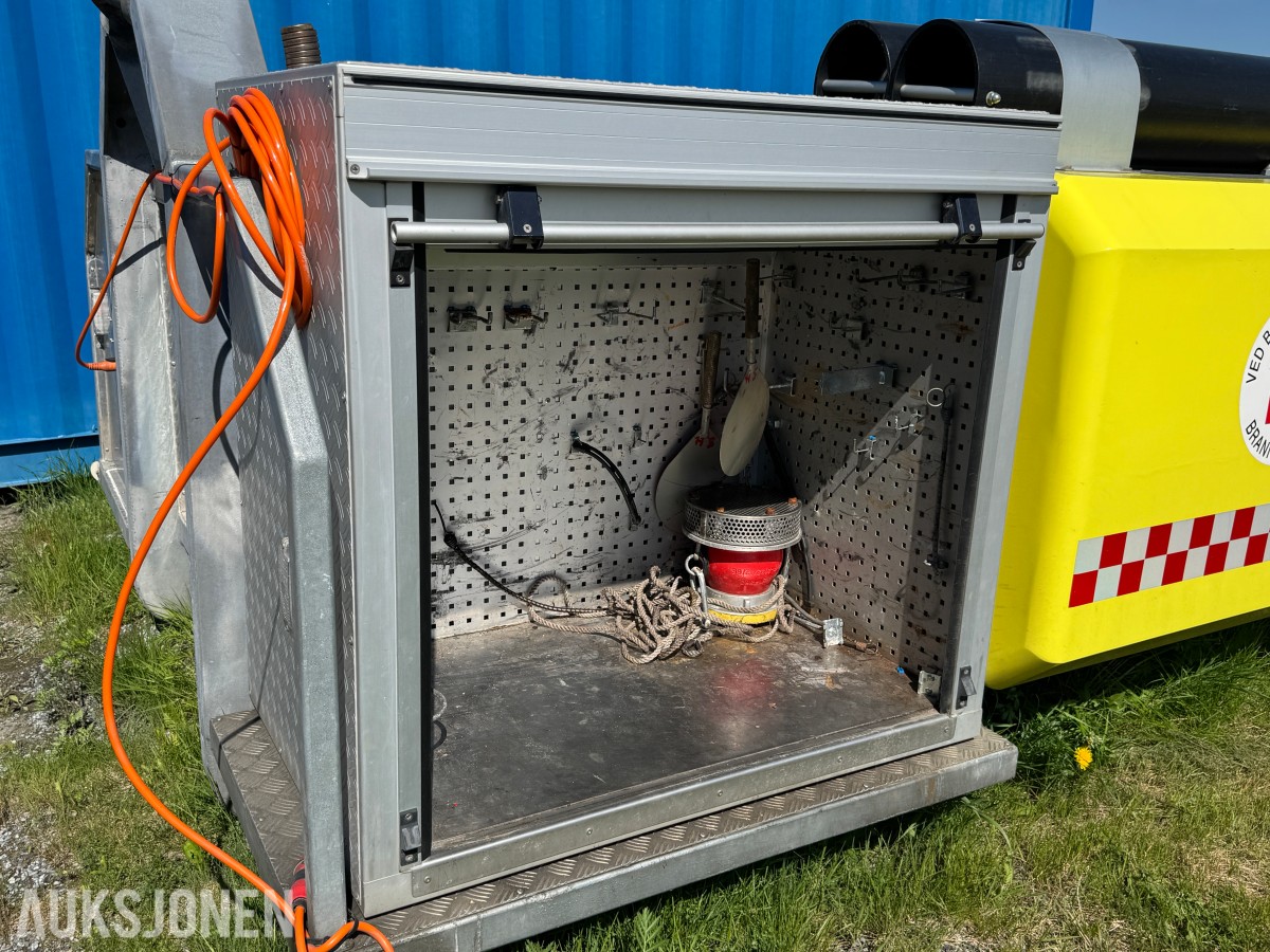 Vanntank på krokramme m/pumpemotor