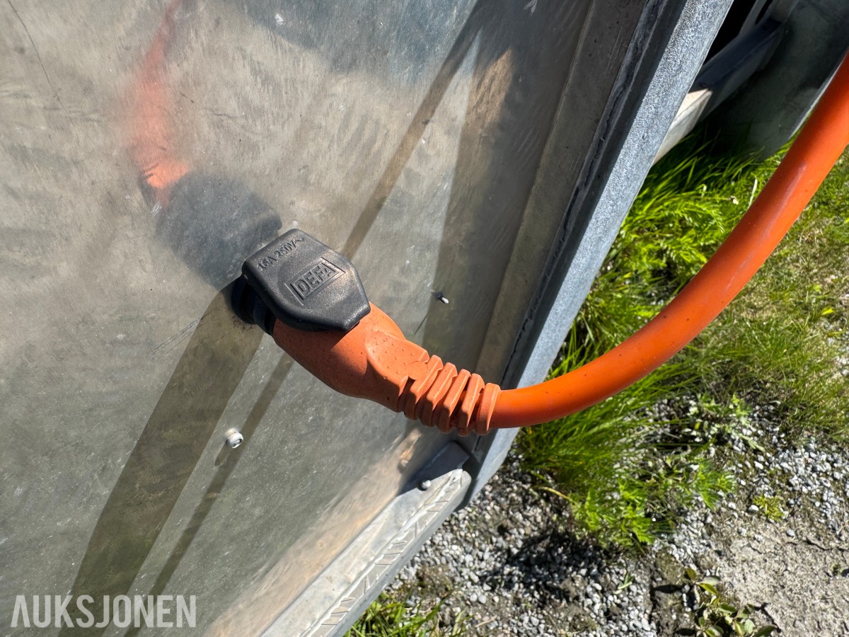Vanntank på krokramme m/pumpemotor