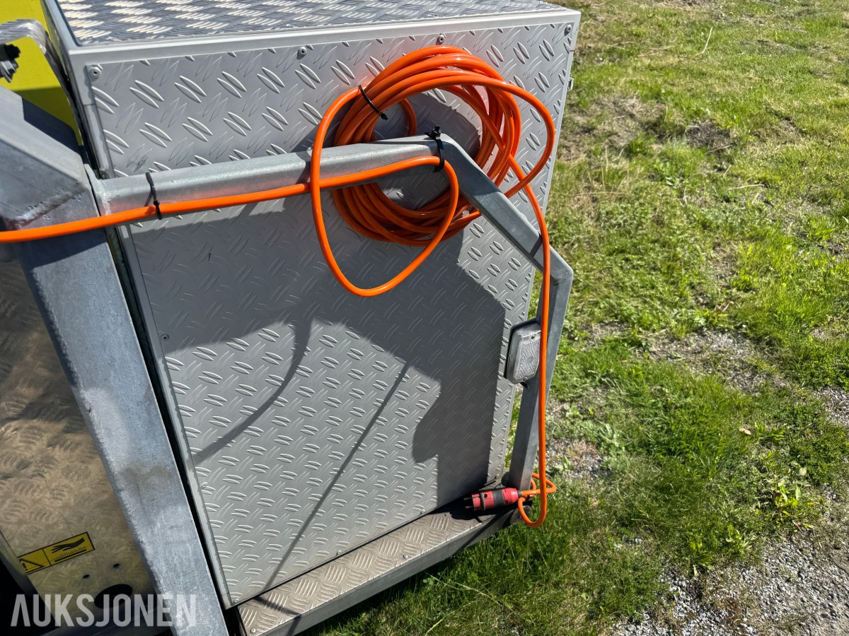 Vanntank på krokramme m/pumpemotor