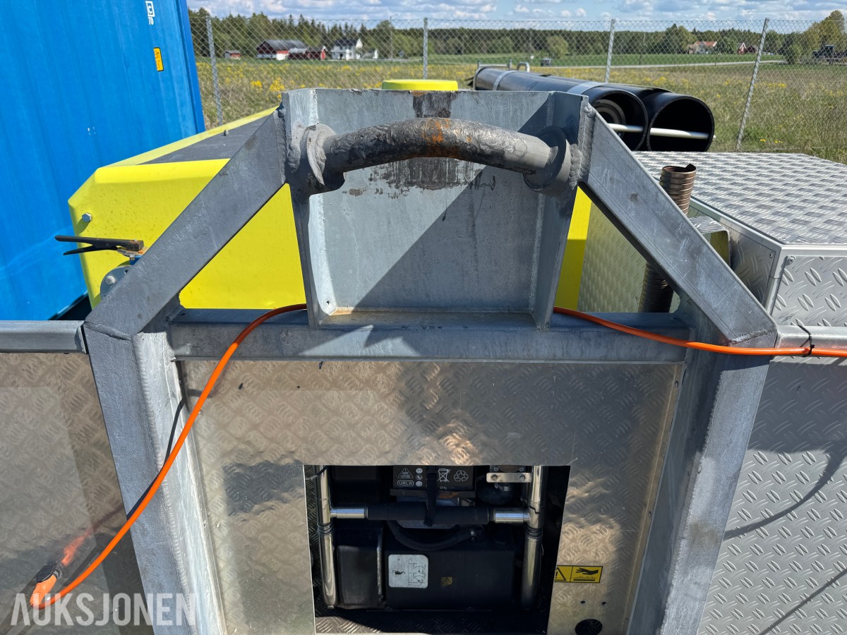 Vanntank på krokramme m/pumpemotor