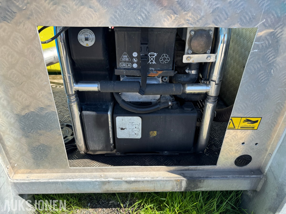 Vanntank på krokramme m/pumpemotor