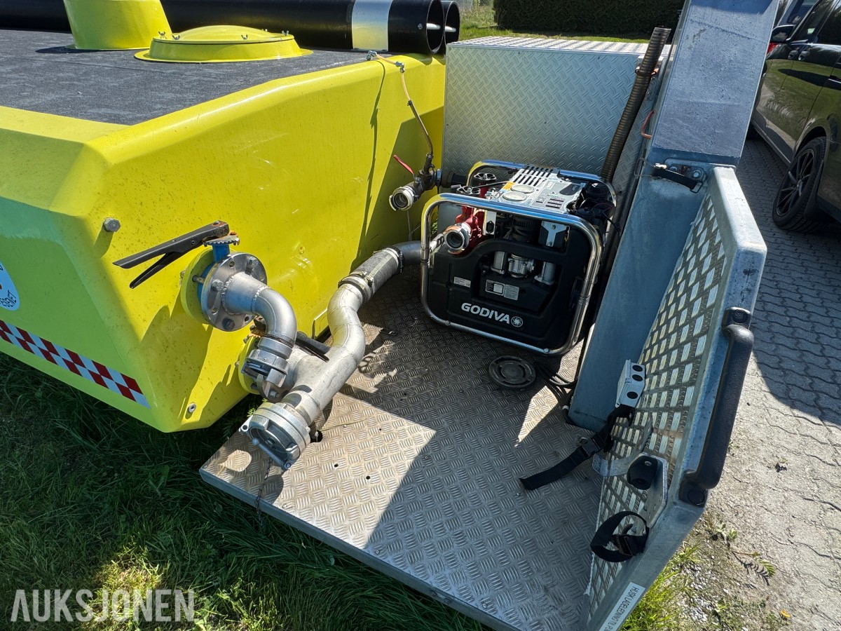 Vanntank på krokramme m/pumpemotor
