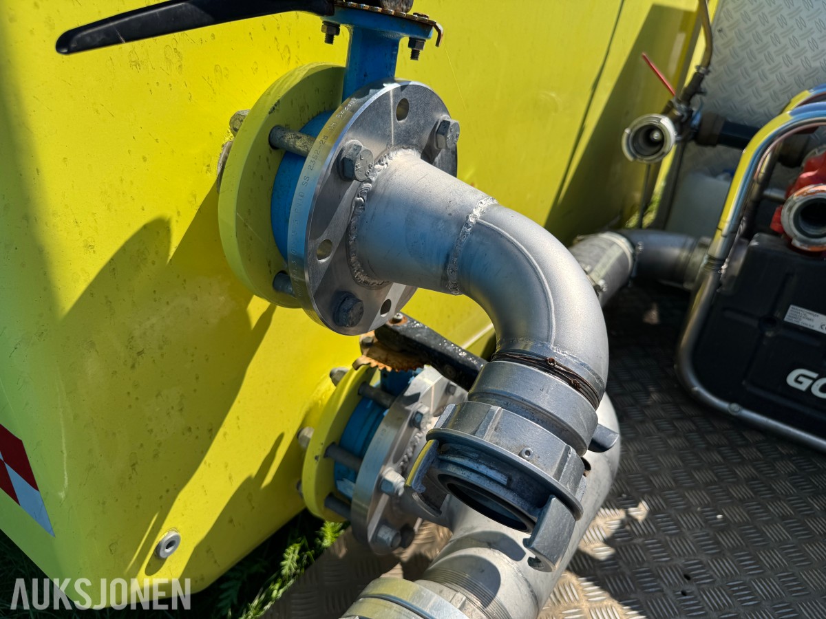 Vanntank på krokramme m/pumpemotor