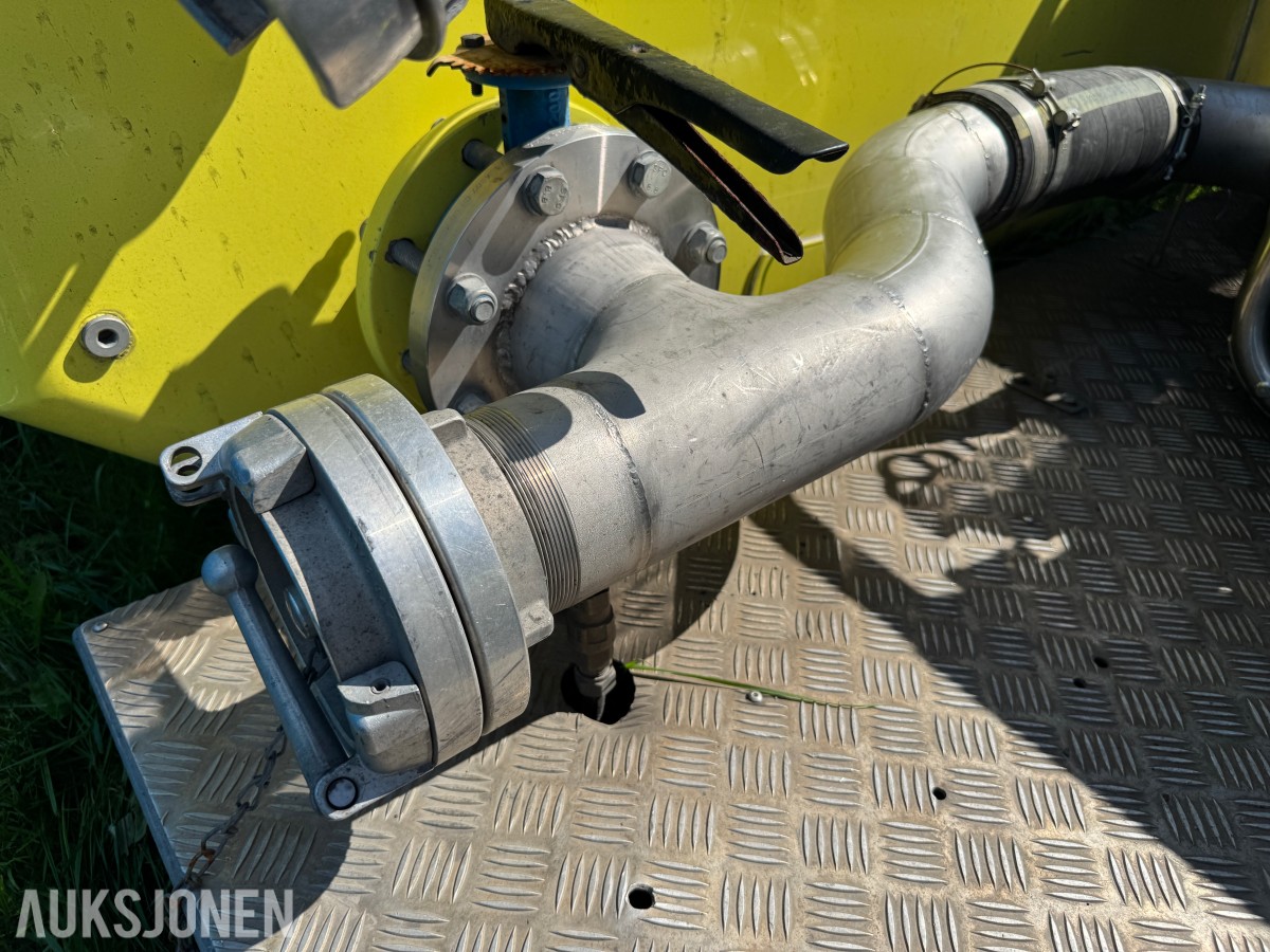 Vanntank på krokramme m/pumpemotor