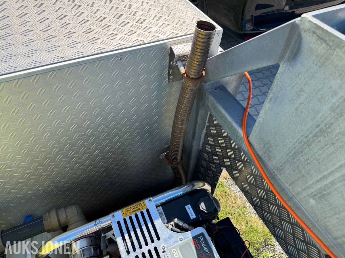 Vanntank på krokramme m/pumpemotor