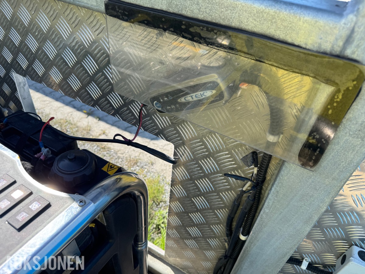 Vanntank på krokramme m/pumpemotor