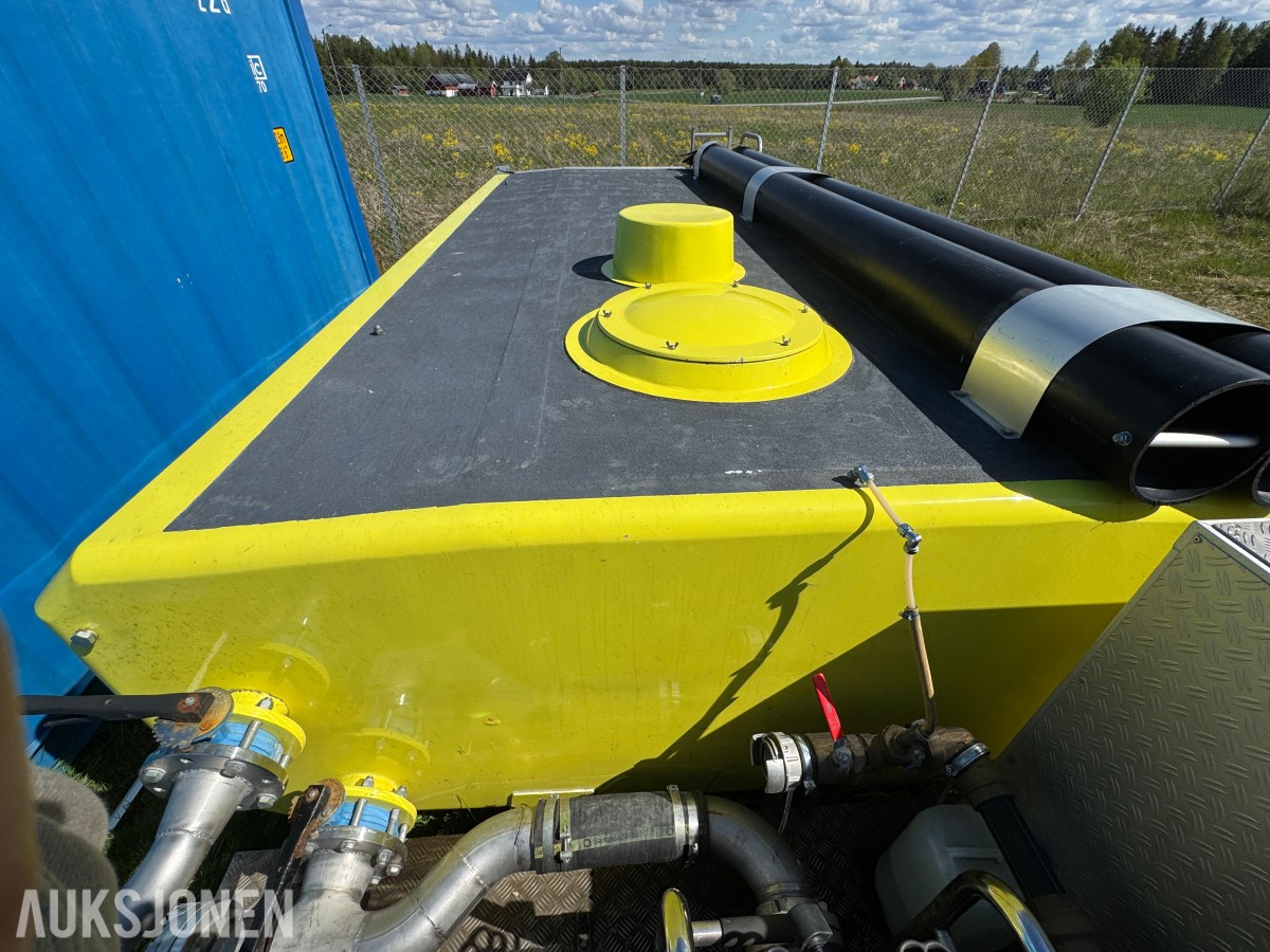 Vanntank på krokramme m/pumpemotor