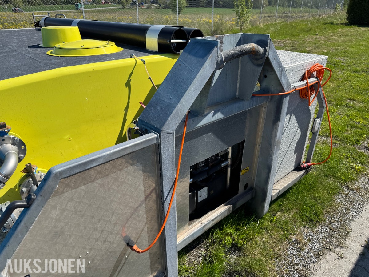 Vanntank på krokramme m/pumpemotor