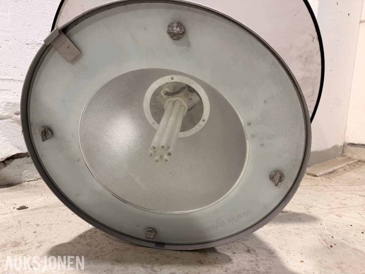 8 stk. Ateljé Lyktan armaturer og ADJ VF1300 røykmaskin
