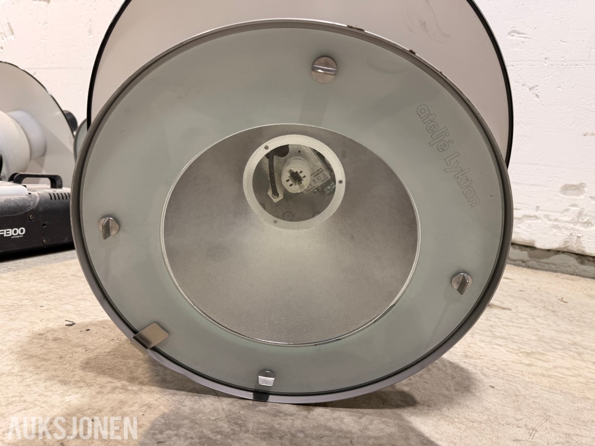 8 stk. Ateljé Lyktan armaturer og ADJ VF1300 røykmaskin