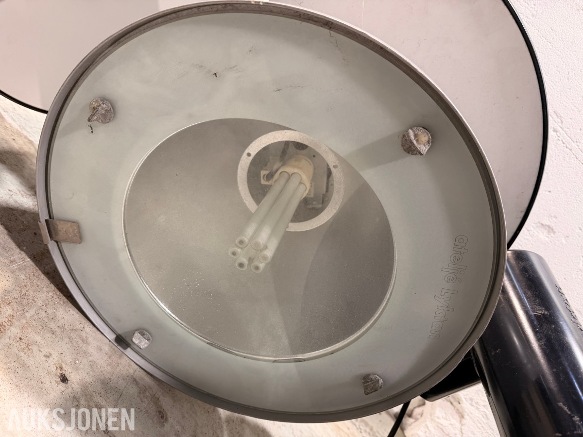 8 stk. Ateljé Lyktan armaturer og ADJ VF1300 røykmaskin