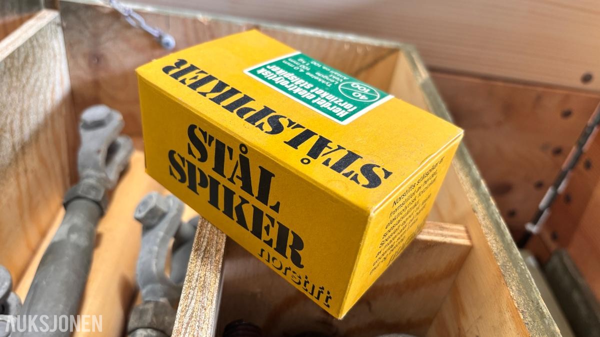 Kasser med forbruksmateriell for feltarbeid