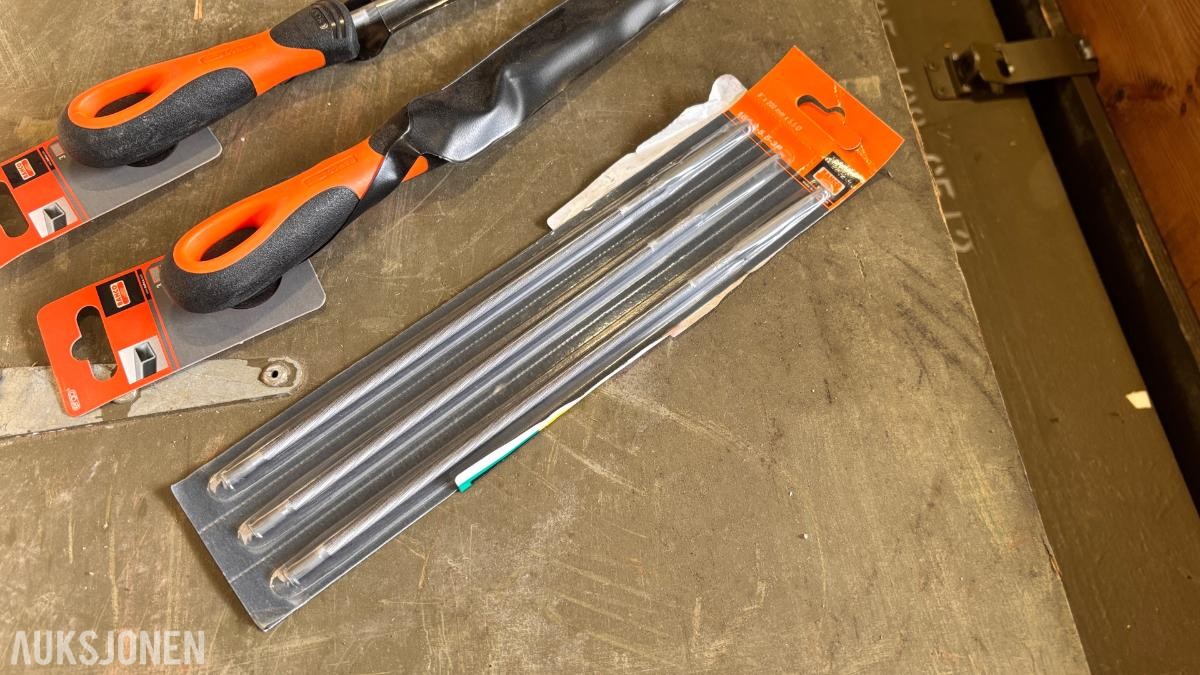 Kasser med forbruksmateriell for feltarbeid