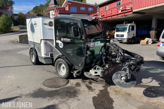 2017 Nilfisk City Ranger 3570 redskapsbærer/feiemaskin med frontmontert feie-/spyleenhet og oppsamlingsenhet.
