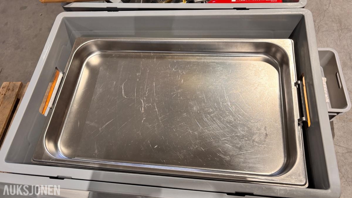 Mobilt feltkjøkken-/forpleiningsbord med variert kjøkkenutstyr