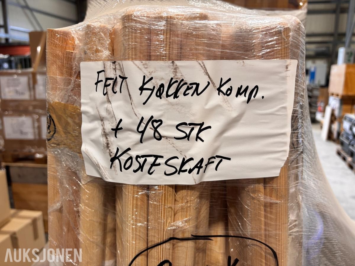 Mobilt feltkjøkken-/forpleiningsbord med kjøkkenutstyr og 48 kosteskaft