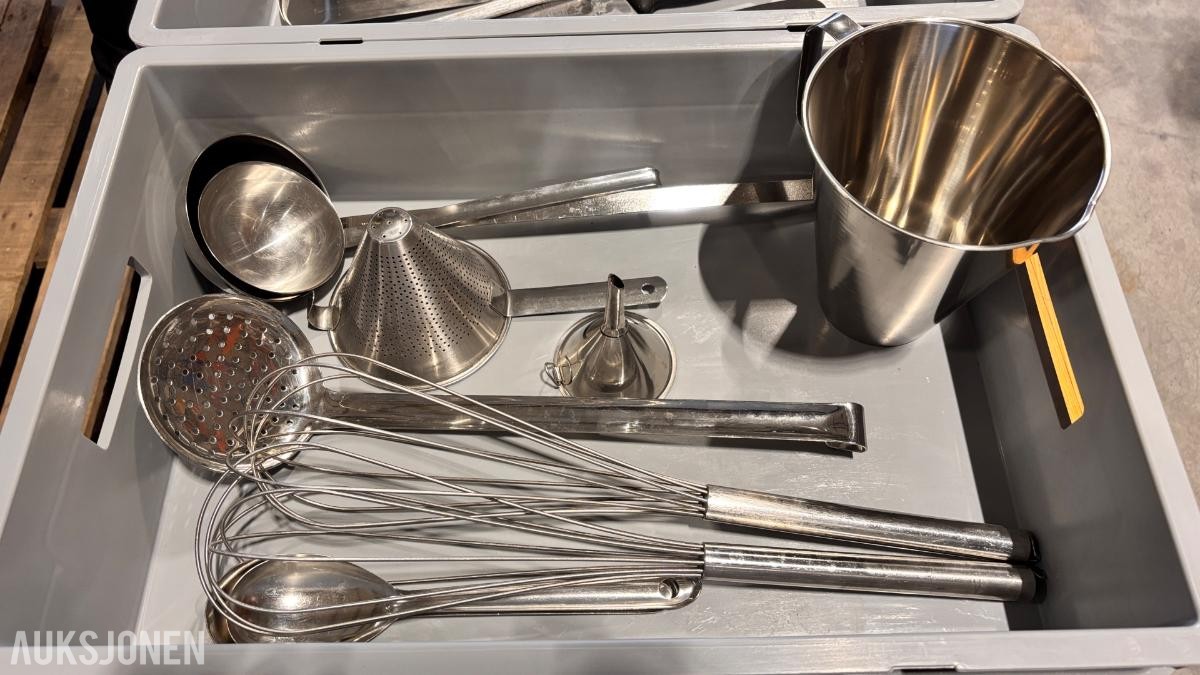 Mobilt feltkjøkken-/forpleiningsbord med kjøkkenutstyr og 48 kosteskaft
