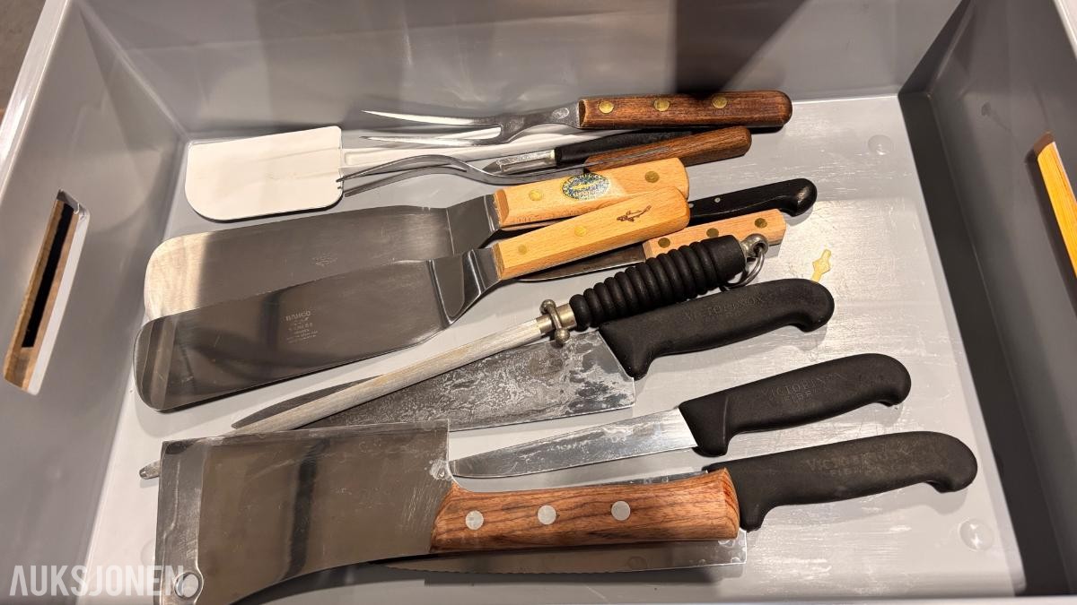 Mobilt feltkjøkken-/forpleiningsbord med kjøkkenutstyr og 48 kosteskaft