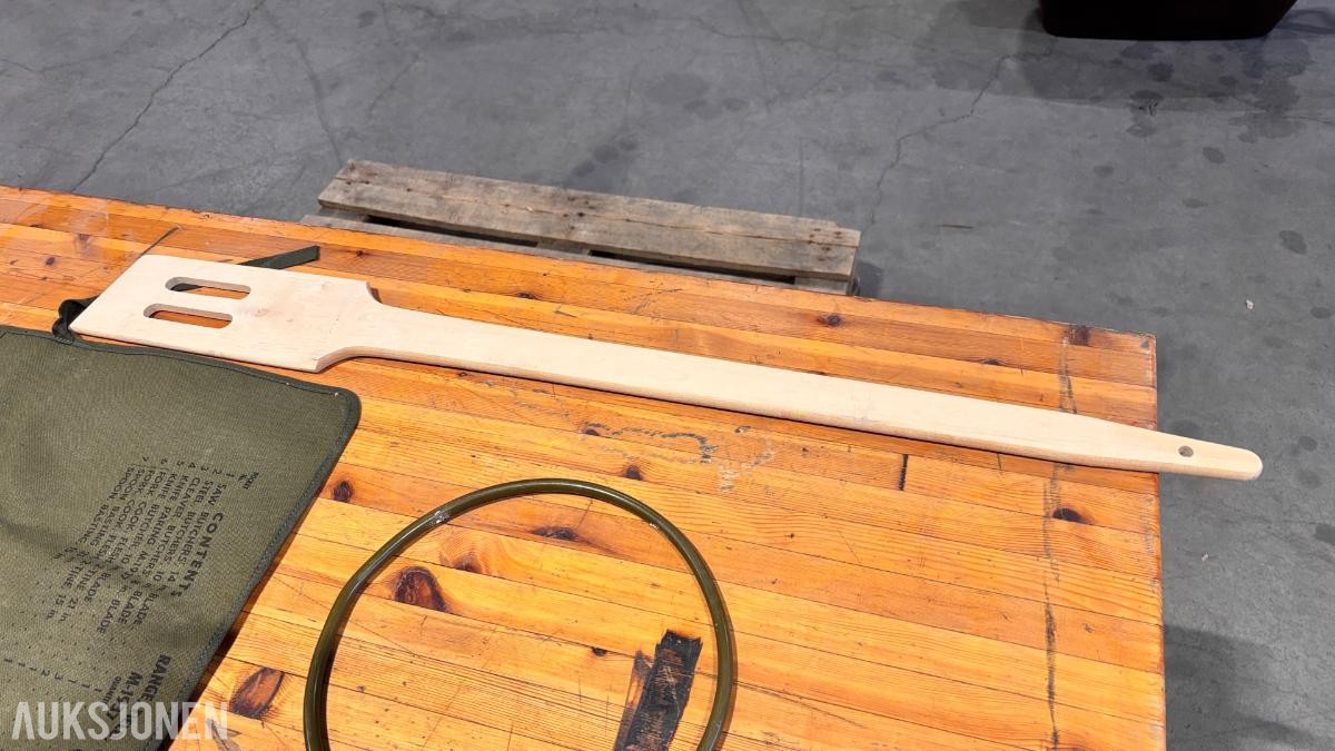 Mobilt feltkjøkken-/forpleiningsbord med kjøkkenutstyr og 48 kosteskaft