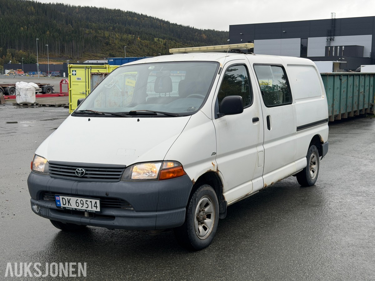 2003 Toyota HiAce 4WD LANG 6-SETER HENGERFESTE