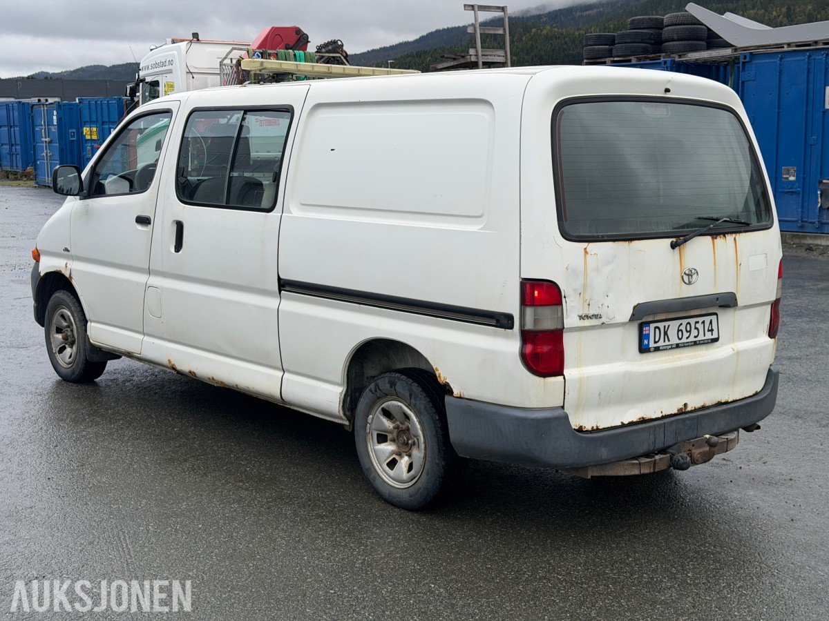 2003 Toyota HiAce 4WD LANG 6-SETER HENGERFESTE