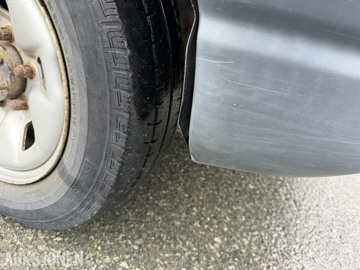 2003 Toyota HiAce 4WD LANG 6-SETER HENGERFESTE