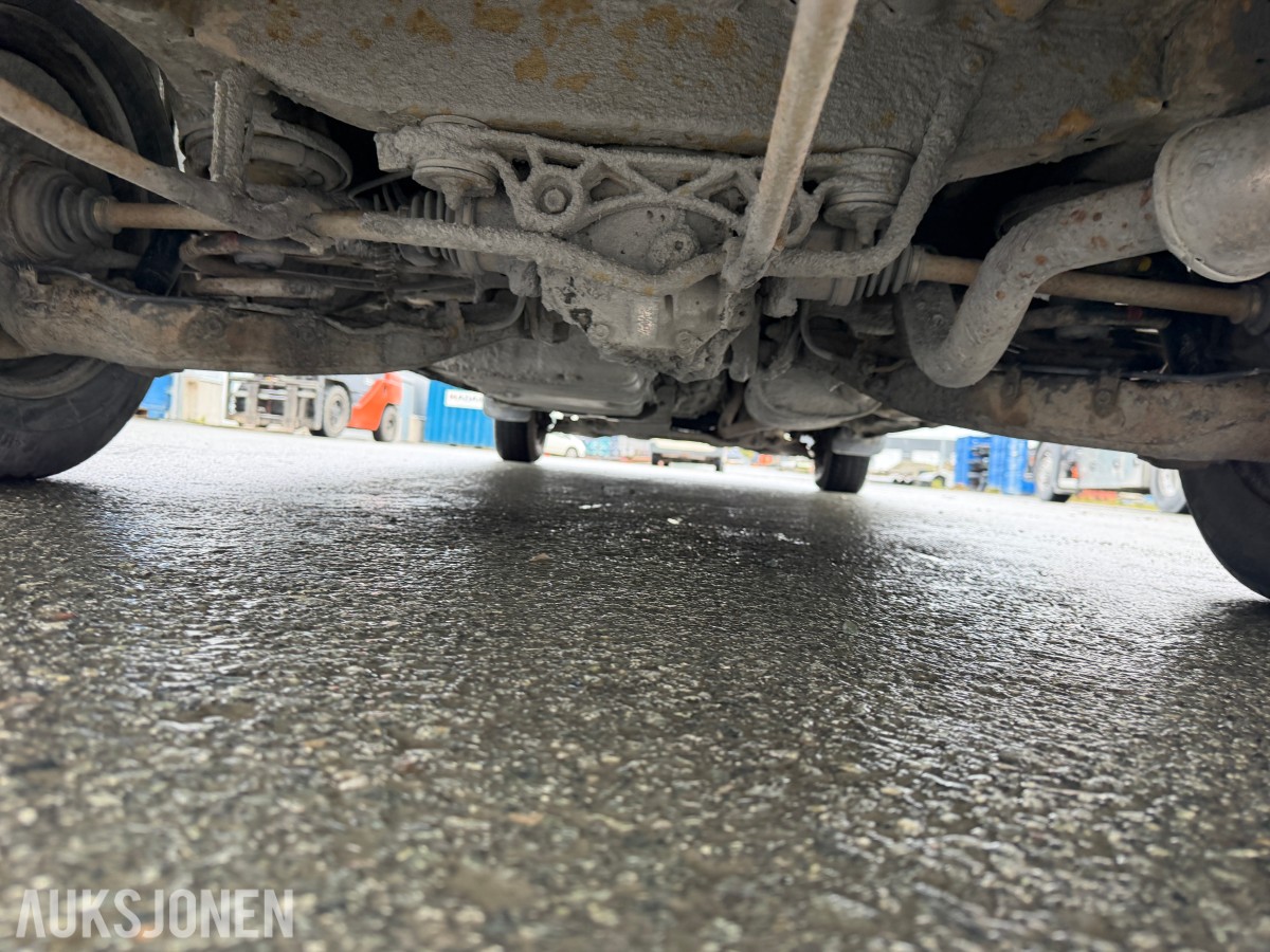 2003 Toyota HiAce 4WD LANG 6-SETER HENGERFESTE