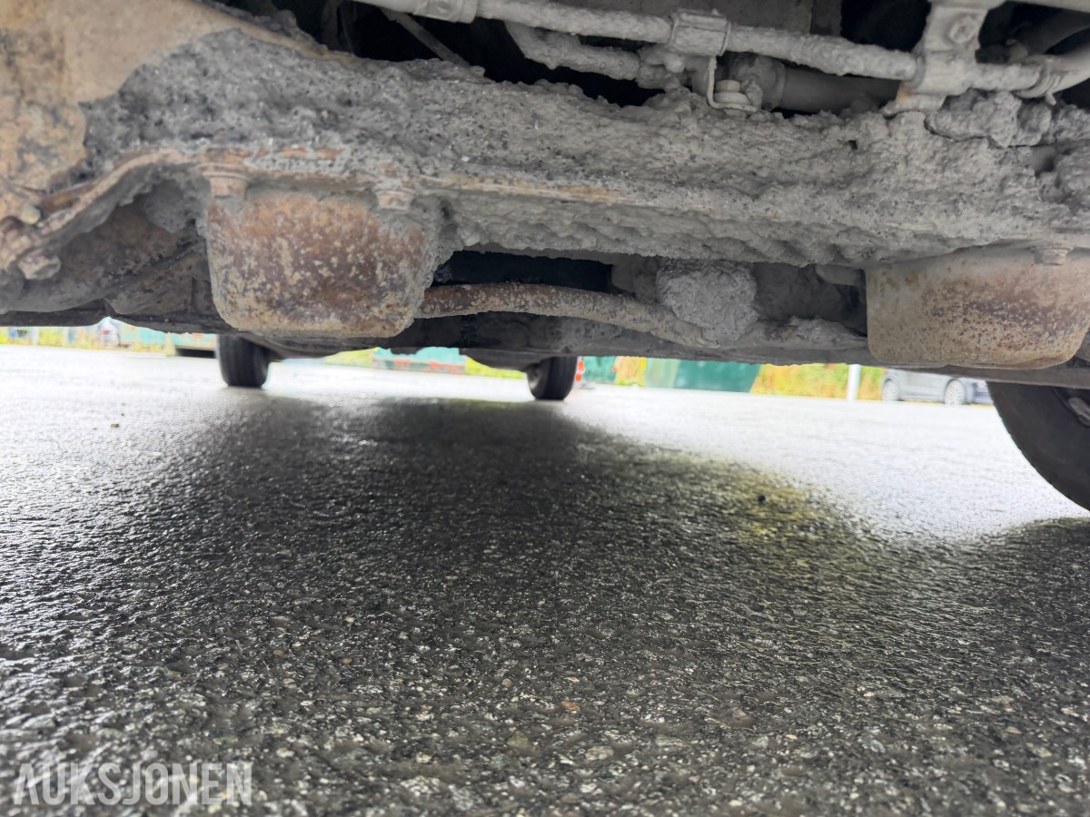 2003 Toyota HiAce 4WD LANG 6-SETER HENGERFESTE