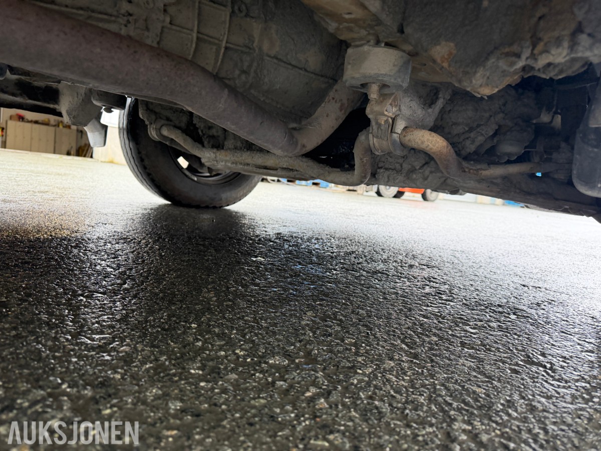 2003 Toyota HiAce 4WD LANG 6-SETER HENGERFESTE