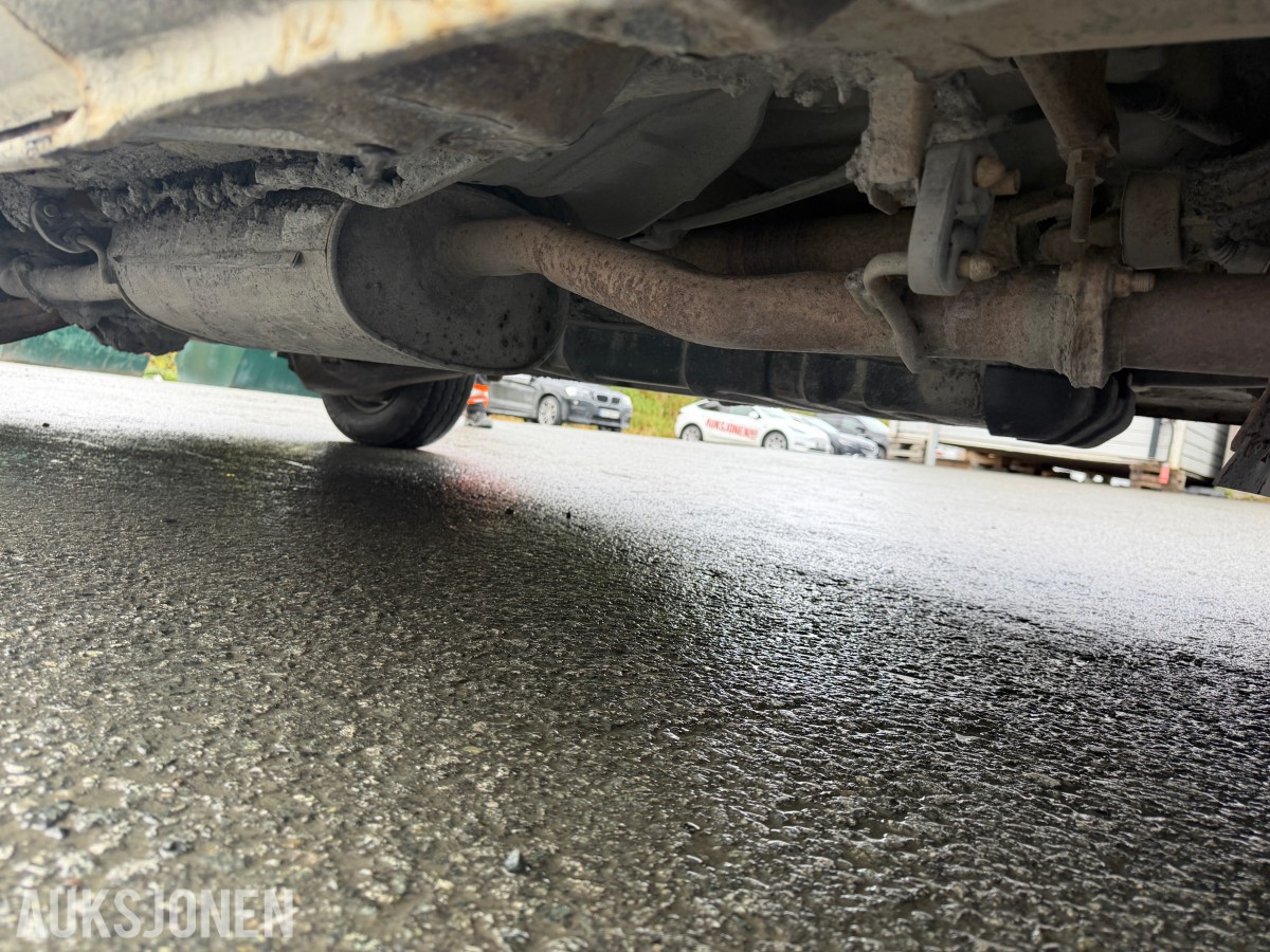 2003 Toyota HiAce 4WD LANG 6-SETER HENGERFESTE