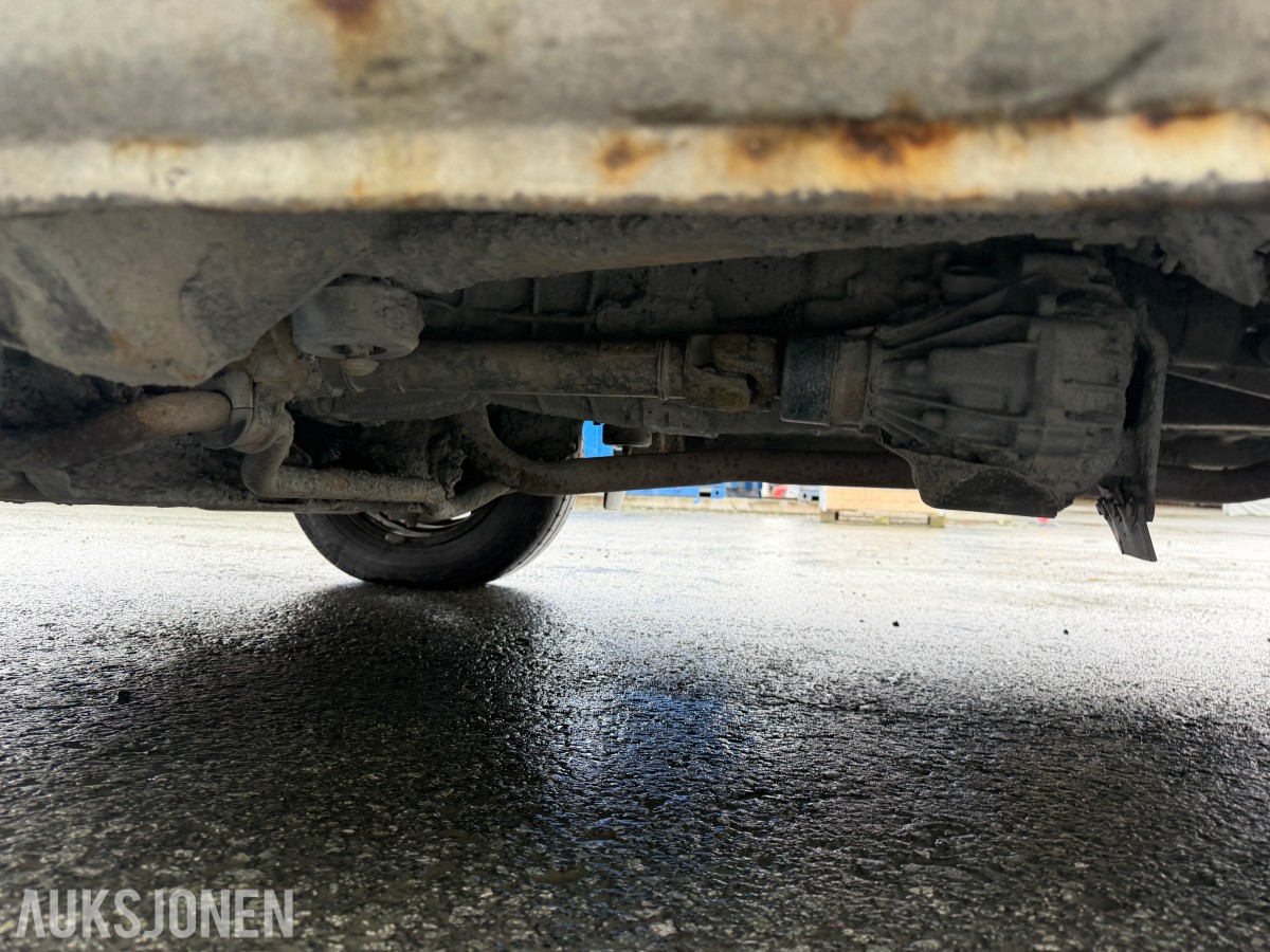 2003 Toyota HiAce 4WD LANG 6-SETER HENGERFESTE
