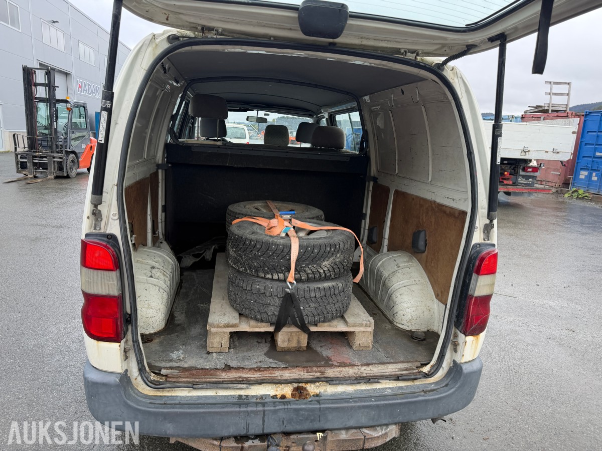 2003 Toyota HiAce 4WD LANG 6-SETER HENGERFESTE