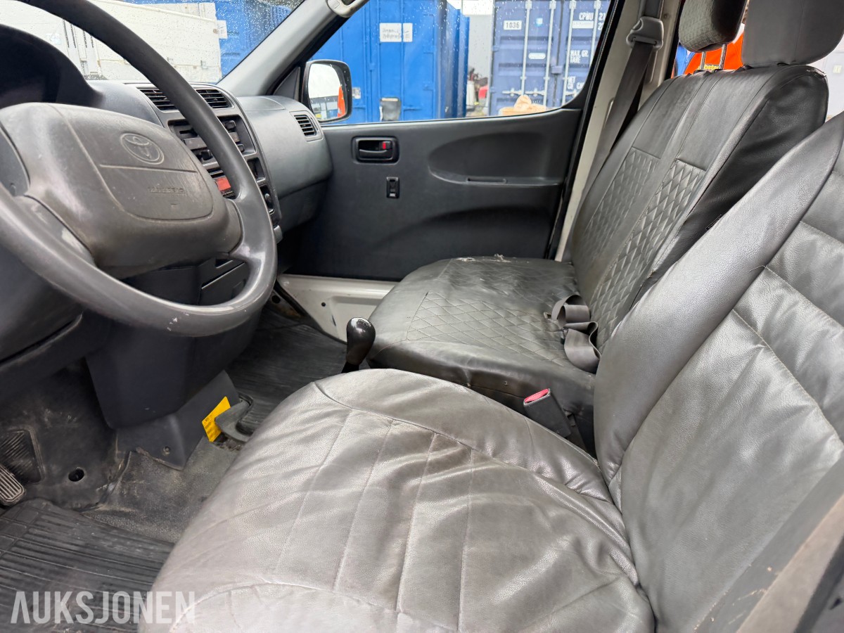 2003 Toyota HiAce 4WD LANG 6-SETER HENGERFESTE