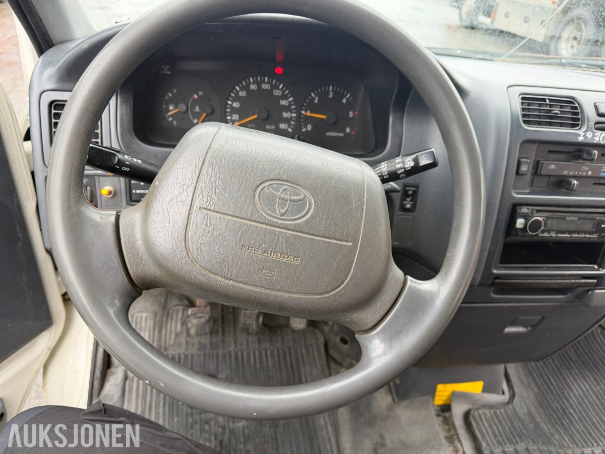 2003 Toyota HiAce 4WD LANG 6-SETER HENGERFESTE