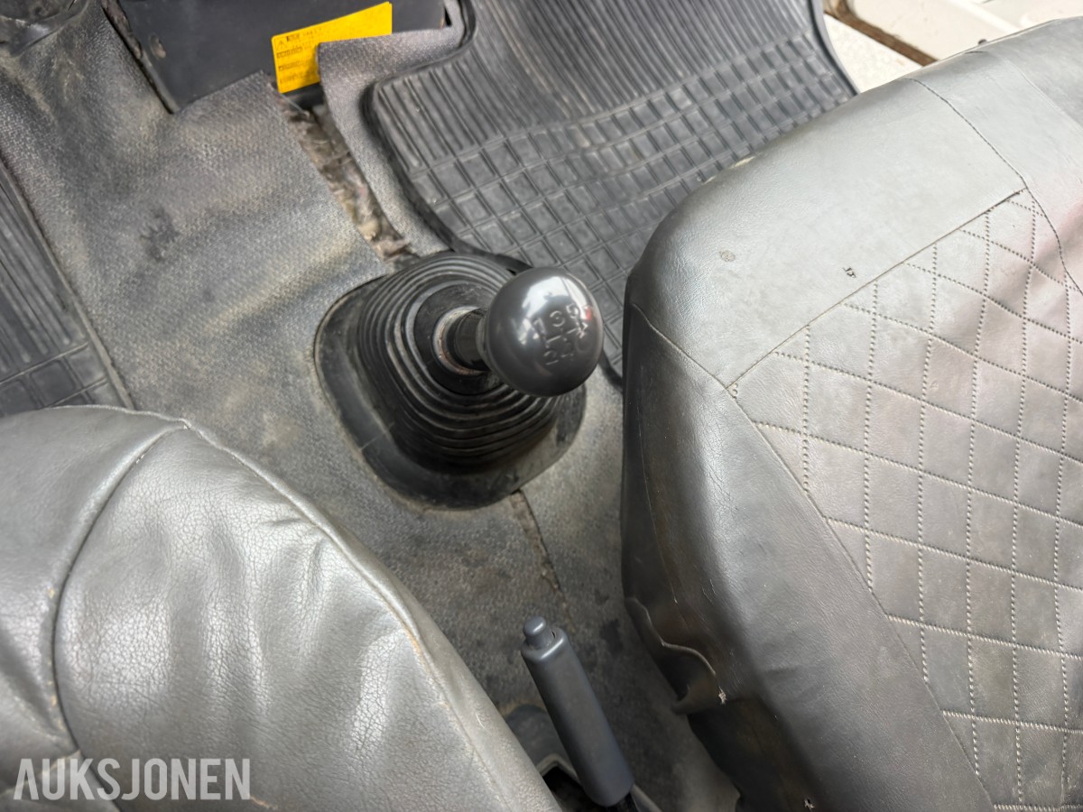 2003 Toyota HiAce 4WD LANG 6-SETER HENGERFESTE