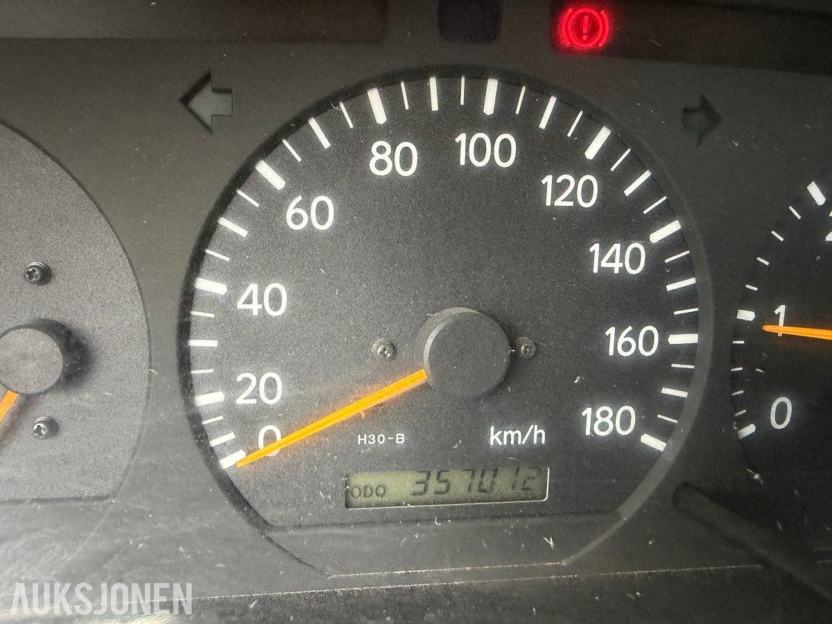 2003 Toyota HiAce 4WD LANG 6-SETER HENGERFESTE
