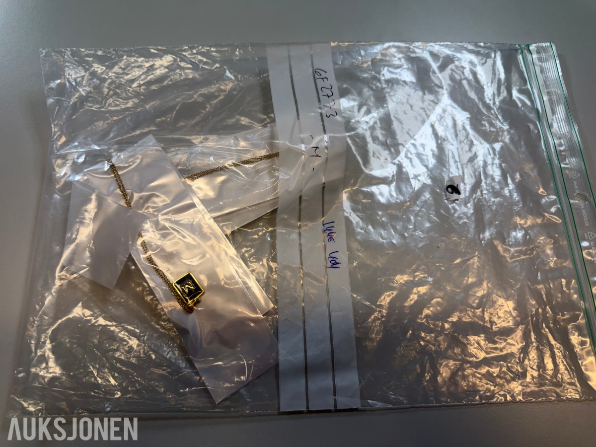 Ca 450 stk halskjeder og ringer i flere ulike utførelser