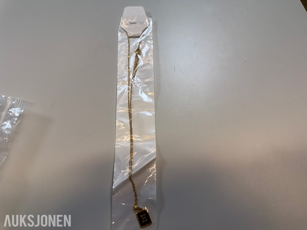 Ca 450 stk halskjeder og ringer i flere ulike utførelser
