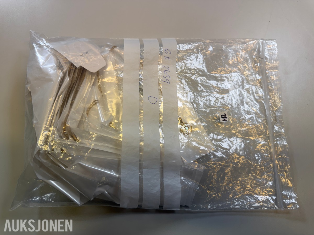 Ca 450 stk halskjeder og ringer i flere ulike utførelser