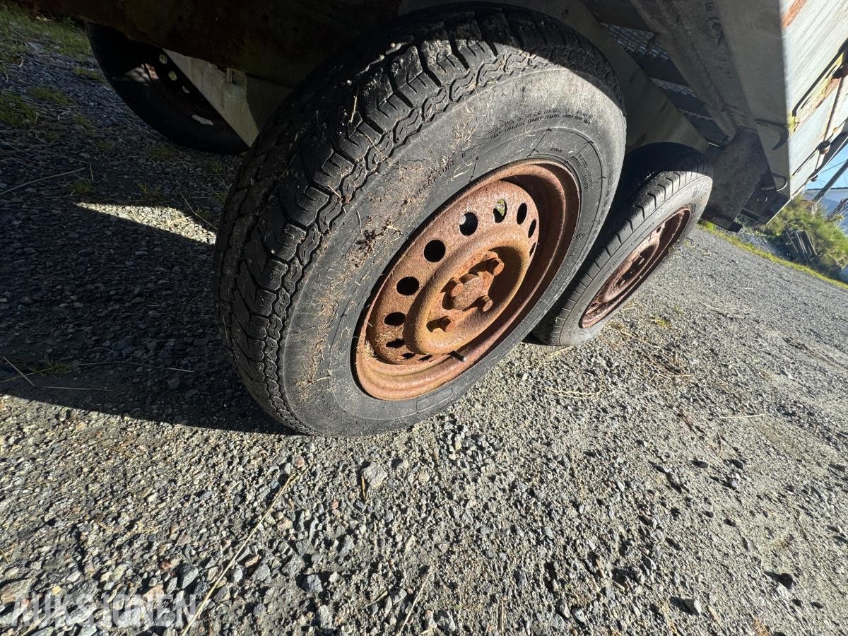 2010 Tysse Sauetilhenger med sauekarmer - Strekkmetalgulv og Delegrind