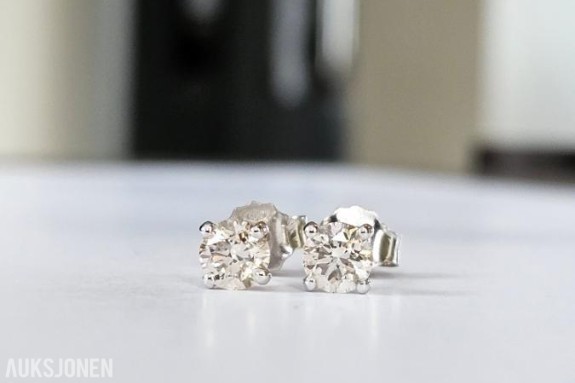 1.01CT ENSTENS DIAMANTØREDOBBER I 14K GULL. NATURLIGE DIAMANTER! TAKSTBREV OG SERTIFIKAT!