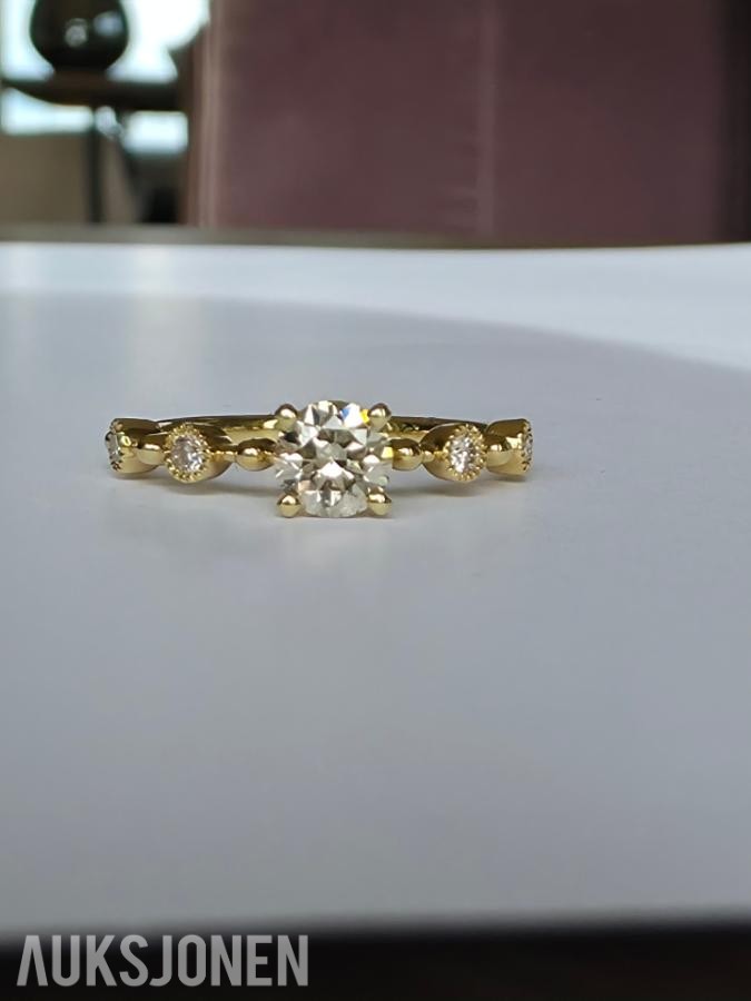 0.60CT DIAMANTRING I 14K GULL. NATURLIGE DIAMANTER! TAKSTBREV OG SERTIFIKAT!