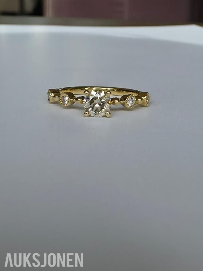 0.60CT DIAMANTRING I 14K GULL. NATURLIGE DIAMANTER! TAKSTBREV OG SERTIFIKAT!