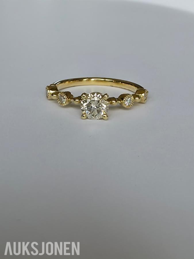 0.60CT DIAMANTRING I 14K GULL. NATURLIGE DIAMANTER! TAKSTBREV OG SERTIFIKAT!